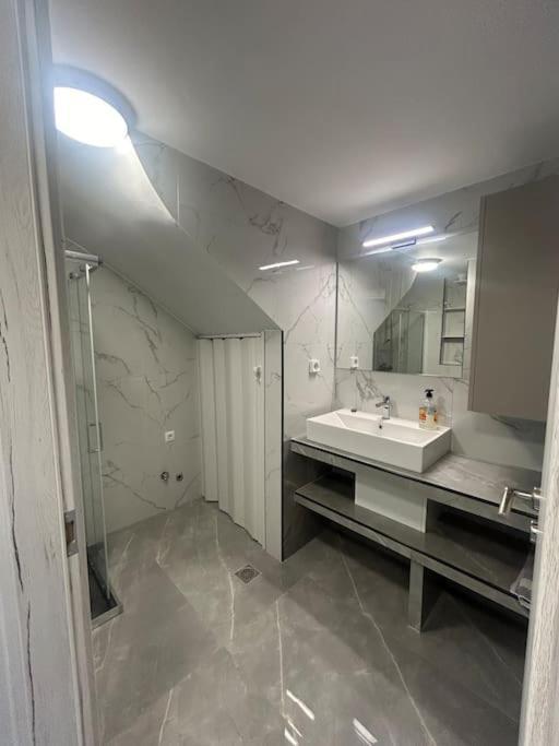 Luxury Apt 5Min To Metro Nikaia Πειραιάς Εξωτερικό φωτογραφία
