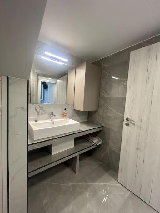 Luxury Apt 5Min To Metro Nikaia Πειραιάς Εξωτερικό φωτογραφία